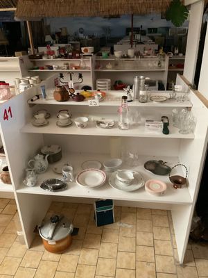 une étagère blanche sur laquelle sont posés de nombreux plats