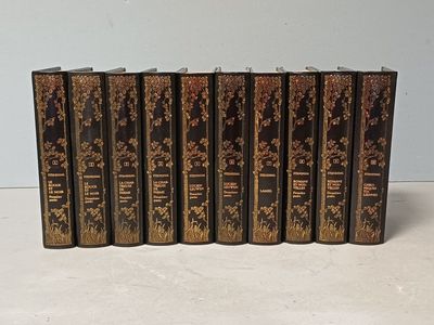 six livres sont alignés sur une surface blanche