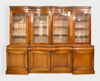 un grand vaisselier en bois avec des portes vitrées et des tiroirs