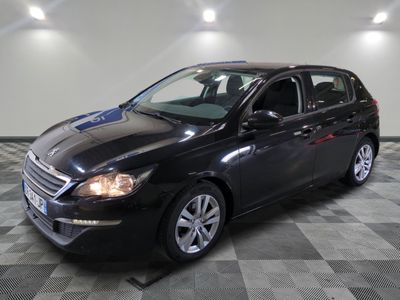 la voiture noire est garée dans le garage sur le sol en damier