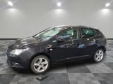 la photo d'une voiture noire garée dans un garage