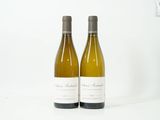 deux bouteilles de vin posées l'une à côté de l'autre sur une table