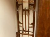 un porte-manteau dans un coin de la pièce, près d'une porte