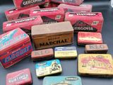 tout un tas de boîtes différentes posées sur une table