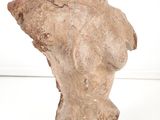 une image représentant une sculpture représentant une tête de femme posée sur un socle noir
