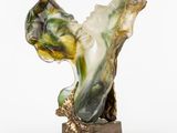 une image représentant une sculpture d'une femme tenant une fleur