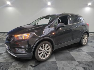 un SUV Buick noir garé dans une pièce au sol carrelé