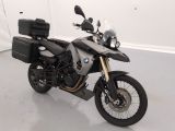 une moto garée dans une pièce