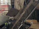 une pile d'objets hétéroclites dans un garage