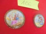 trois peintures miniatures accrochées sur un mur rouge, à côté d'un autocollant jaune