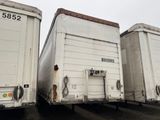trois semi-remorques blanches garées côte à côte sur un parking