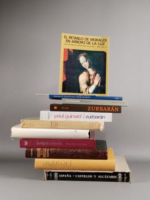 plusieurs livres empilés sur une table