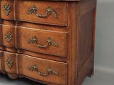 une image représentant une commode en bois sur fond gris