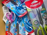 une boîte en carton remplie de ciseaux pour enfants de toutes sortes