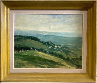 une peinture à l'huile représentant un paysage avec des collines et des maisons au loin