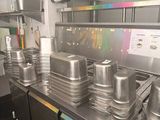 de nombreuses casseroles et poêles sur le comptoir de la cuisine