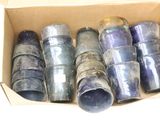 une boîte en carton contenant plusieurs bouteilles en verre bleues