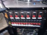 une image d'un distributeur contenant tout un tas de canettes de soda