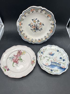 trois assiettes à motifs floraux posées sur une table