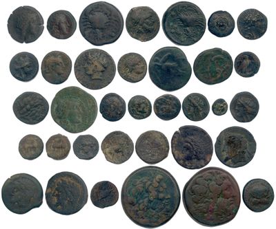 un assortiment de pièces de monnaie romaines antiques sur fond blanc