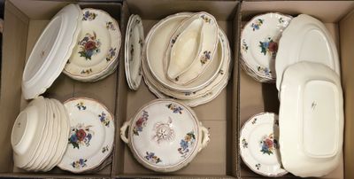 plusieurs assiettes et bols dans une boîte sur la table
