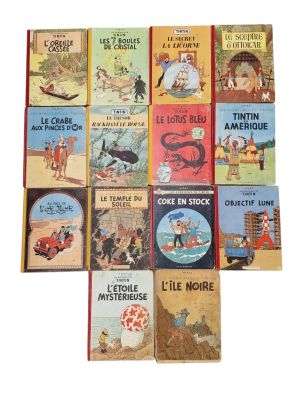 plusieurs livres pour enfants empilés les uns sur les autres sur une surface blanche