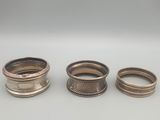 trois types différents de bagues en argent sur un fond blanc