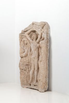 une sculpture en pierre représentant un homme et une femme sur un socle