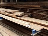 de nombreuses pièces de bois empilées les unes sur les autres