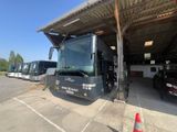 un bus garé sur un parking