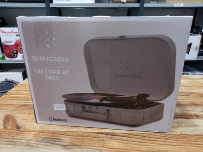 Quelqu'un est en train d'ouvrir la boîte d'une console Nintendo Wii.