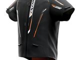 un gros plan sur le dos d'une veste de moto noire et orange