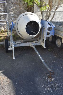 une bétonnière garée sur le bord de la route