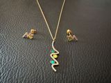 gros plan d'un collier et de boucles d'oreilles sur une table