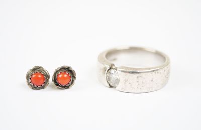 une paire de boucles d'oreilles en argent et corail et une bague en argent