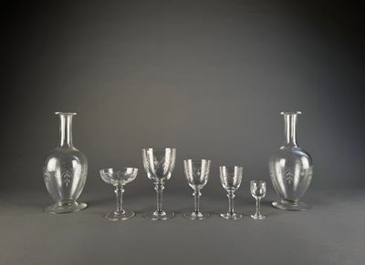 un ensemble de verres à vin et un vase posés sur une table