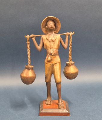 figurine en bronze représentant un homme tenant deux cruches d'eau et une corde