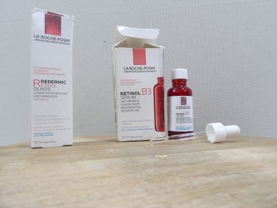 un flacon de lotion posé sur une table à côté d'une boîte de lotion
