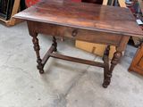 une petite table surmontée d'un tiroir