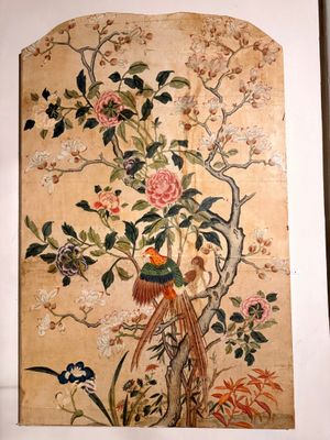 une image représentant une peinture d'un oiseau et de fleurs accrochée au mur