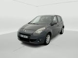 La petite voiture est garée dans une pièce blanche au sol blanc.