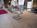 une table en verre sur laquelle se trouve un vase
