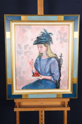 tableau représentant une femme en robe bleue, assise sur une chaise devant un chevalet