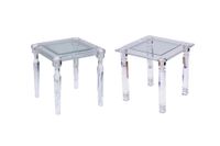 Suite de deux tables dites bouts de canapé en verre et plexi…