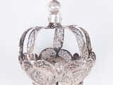 broche en forme de couronne en argent, ornée de perles et d'une croix au sommet