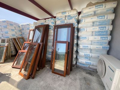 de nombreuses pièces de bois empilées les unes sur les autres