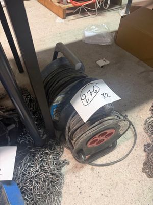une image représentant un tas de chaînes et un tuyau