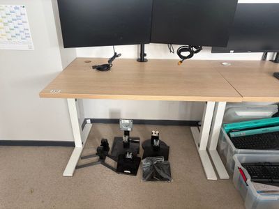 un bureau équipé de deux écrans et d'un clavier