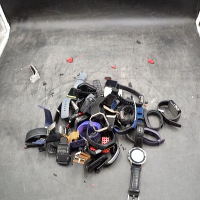 un tas d'objets divers à l'arrière d'un camion
