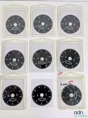 six types différents de lames circulaires sont exposés dans une vitrine